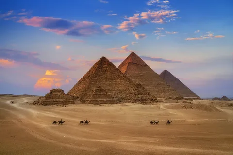 Pyramides de Gizeh sous un ciel bleu, symbole de l'Égypte antique et attraction touristique majeure