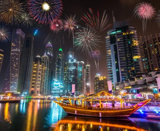 Vue panoramique de Dubaï, mettant en avant l'architecture moderne, les gratte-ciel emblématiques comme le Burj Khalifa, et le paysage urbain animé, feux d'artifices